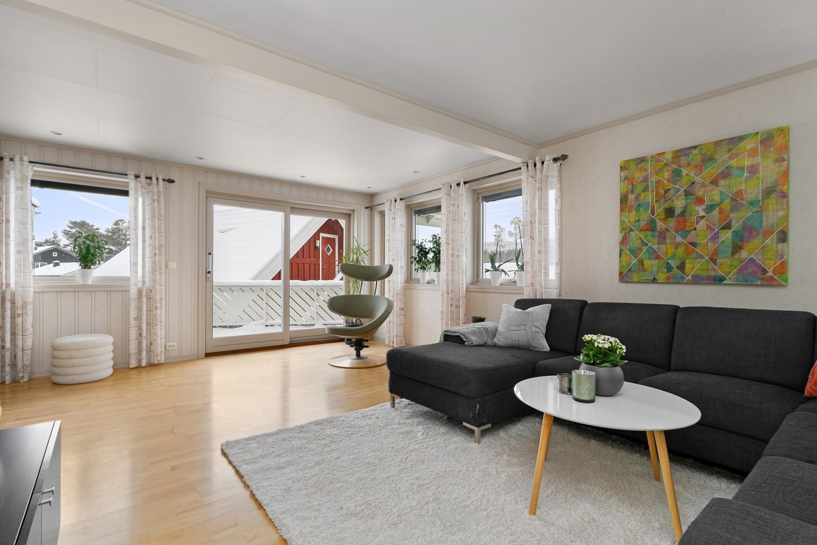 Boligen har store vindusflater som slipper inn rikelig med dagslys, samt utgang til stor terrasse. Galleribilde