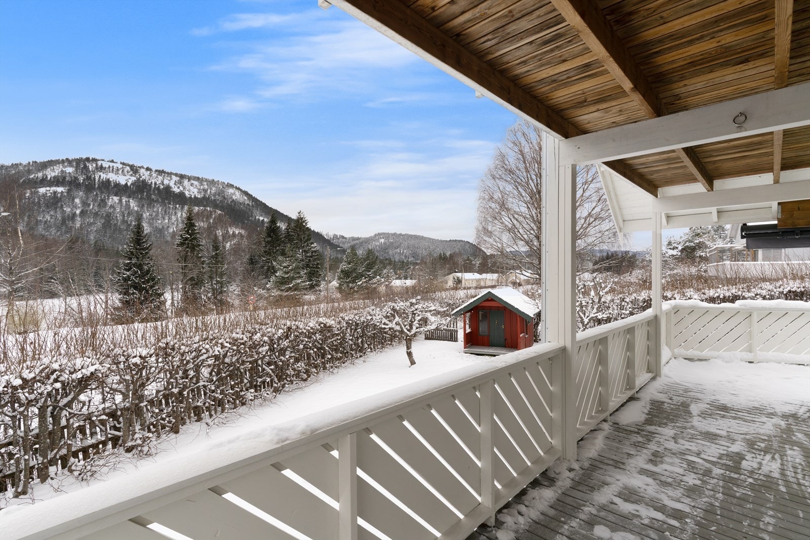 Boligen ligger skjermet til, i landlige omgivelser og kort avstand til Kongsberg sentrum. Galleribilde