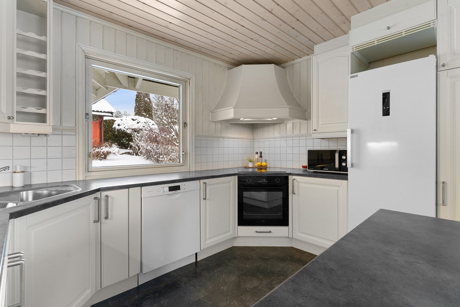 Kjøkkeninnredningen har profilerte fronter, laminert benkeplate, vaskekum, nedfelt komfyrtopp, ventilator, stekeovn (ny i 2026 i følge selger), oppvaskmaskin, kjøleskap. Galleribilde