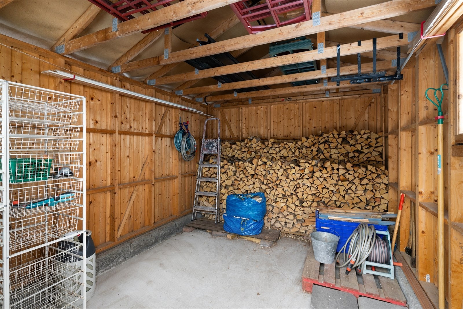 Boden har god plass til oppbevaring/lagring. Galleribilde