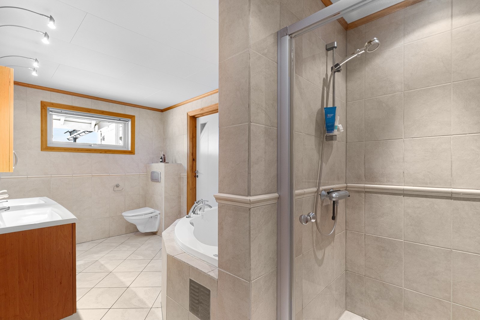 Gulvet er fliselagt og har elektriske varmekabler, vegger er fliselagt og himling har himlingsplater. Galleribilde