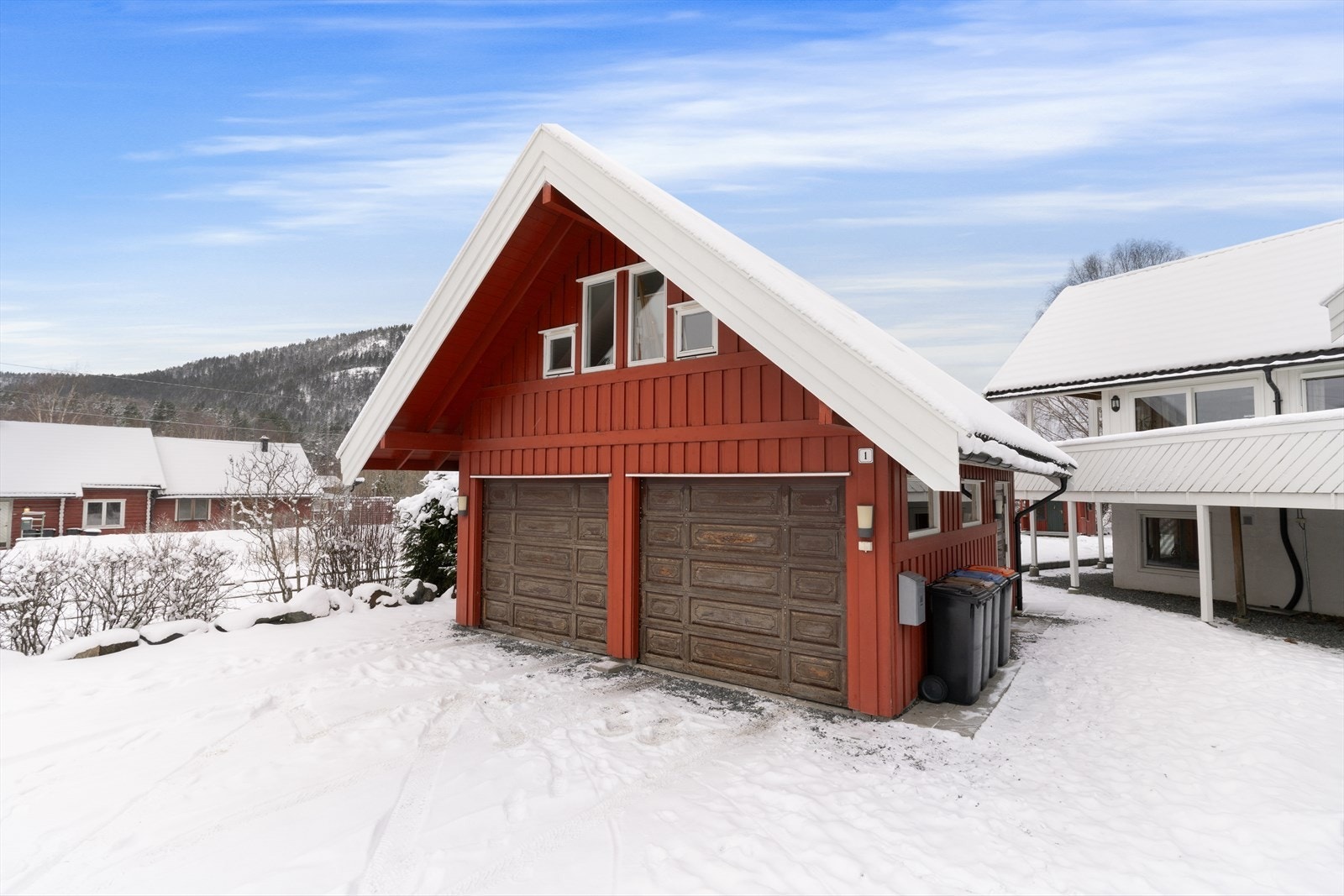 Romslig og stor dobbelt garasje med god plass til parkering. Galleribilde