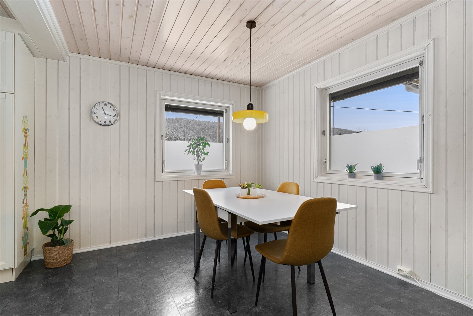 På kjøkkenet er det god plass til spisebord. Galleribilde