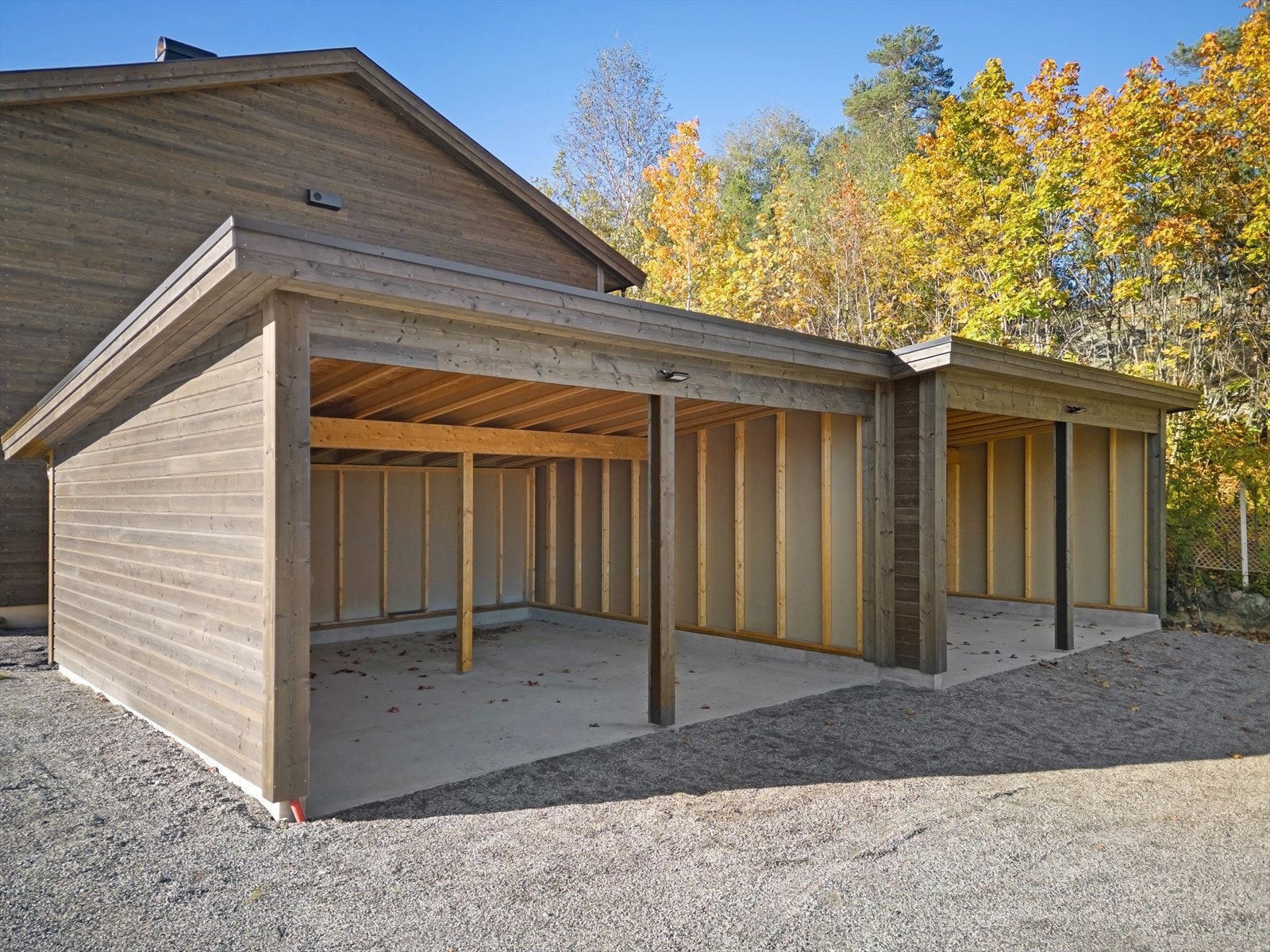 Parkering på felles parkeringsplass. Det er 2 biloppstillingsplasser per seksjon. Galleribilde