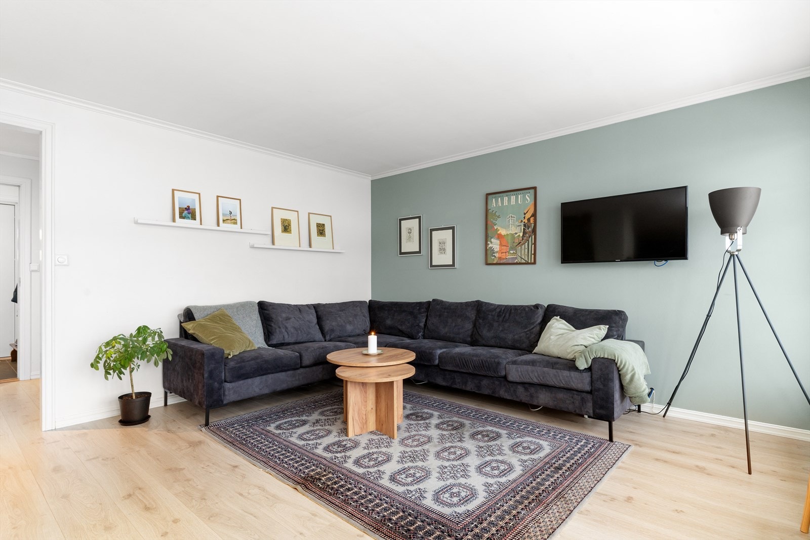 Tidløse farger går igjen i boligen. Galleribilde