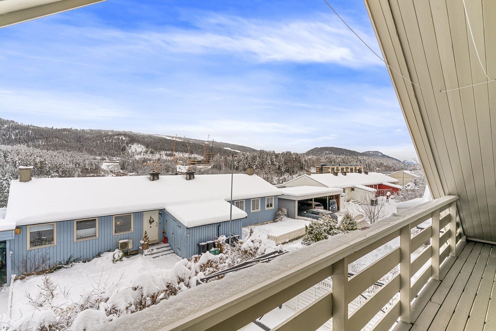 Overbygd balkong med fin utsikt. Deler av skisenteret er også synlig. Galleribilde