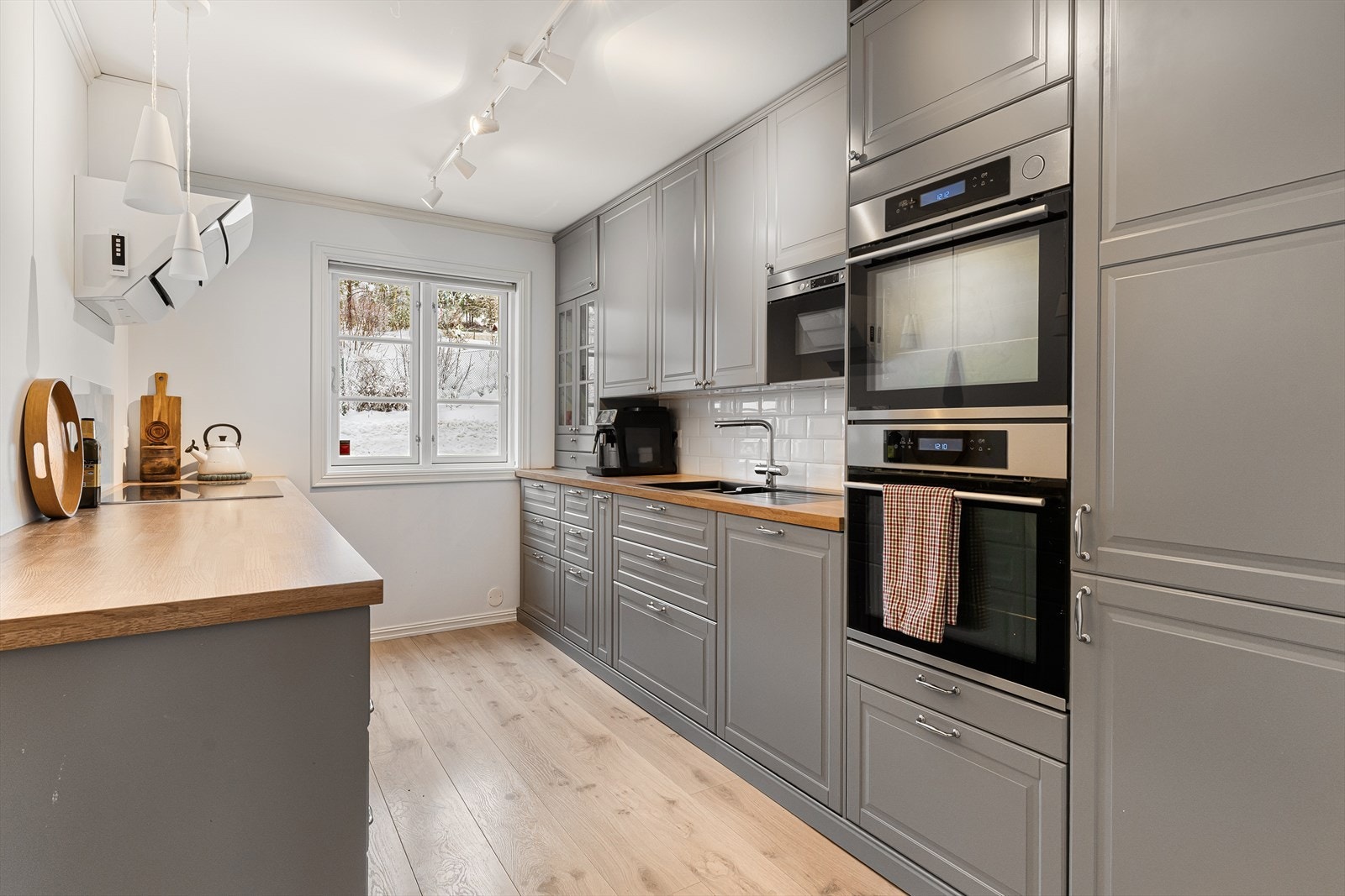 Romslig kjøkken med mye skap- og benkeplass. Galleribilde