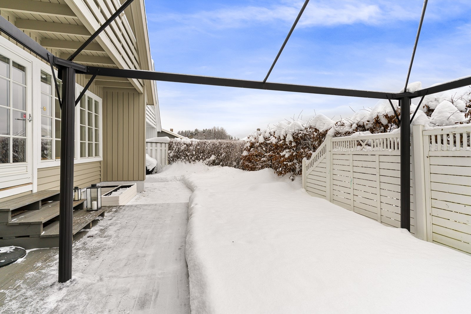 Uteplassen ligger usjenert til og har god plass. Galleribilde