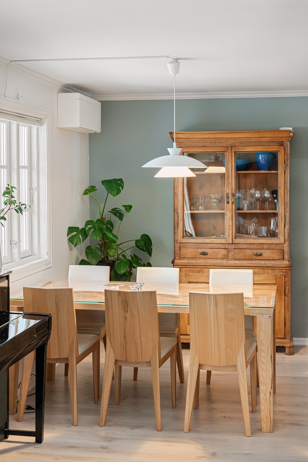 Samle familie og venner til gode måltider ved spisestuen. Galleribilde