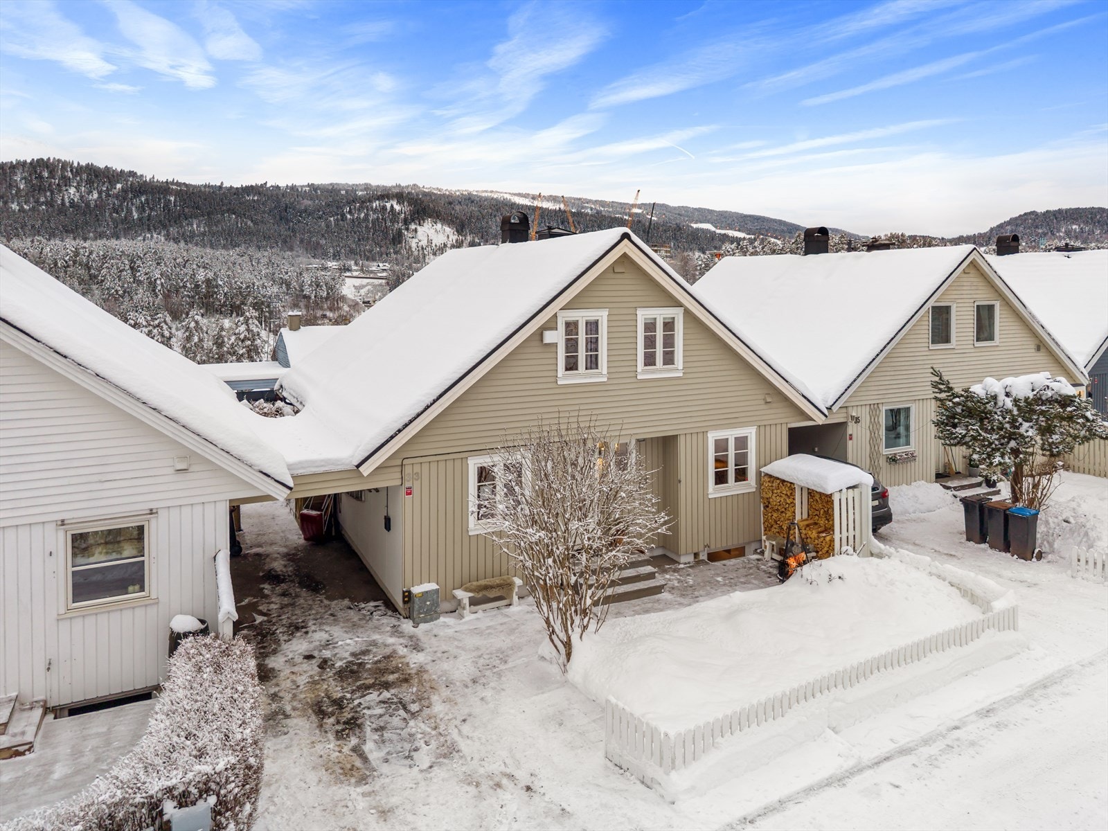 Boligen har fine uteplasser på begge sider og parkering i carport m/el. Galleribilde
