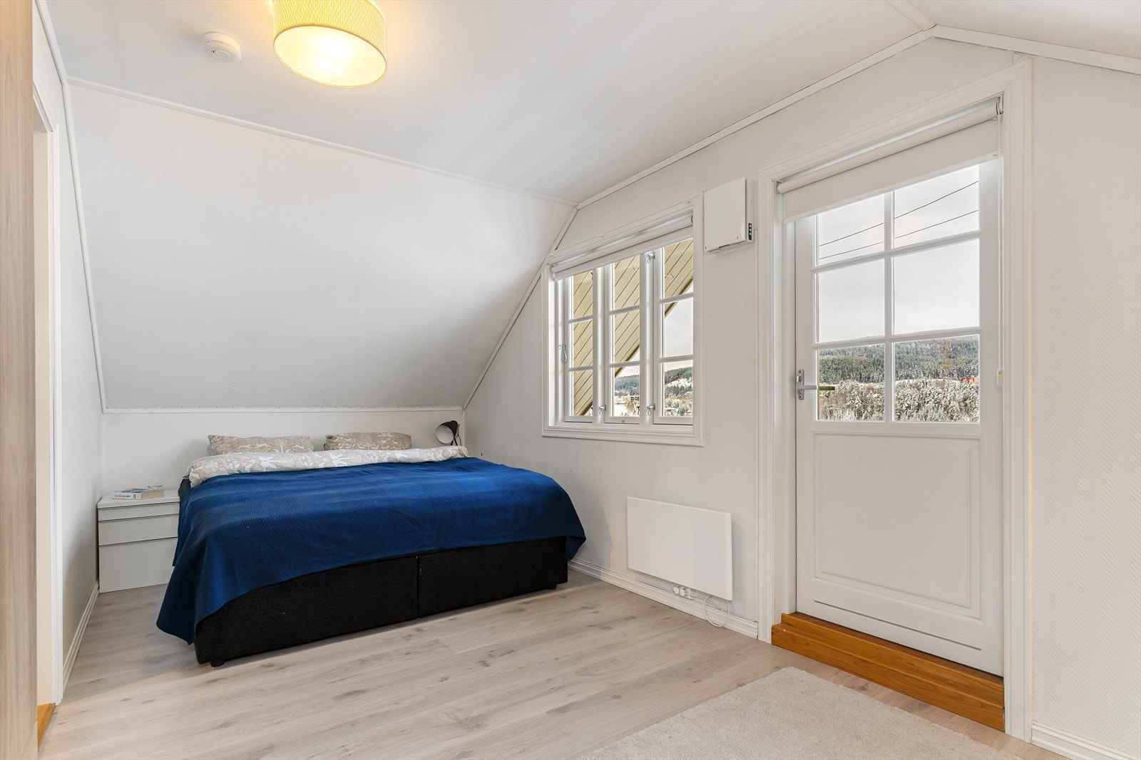 Romslig soverom med utgang til balkong. Galleribilde