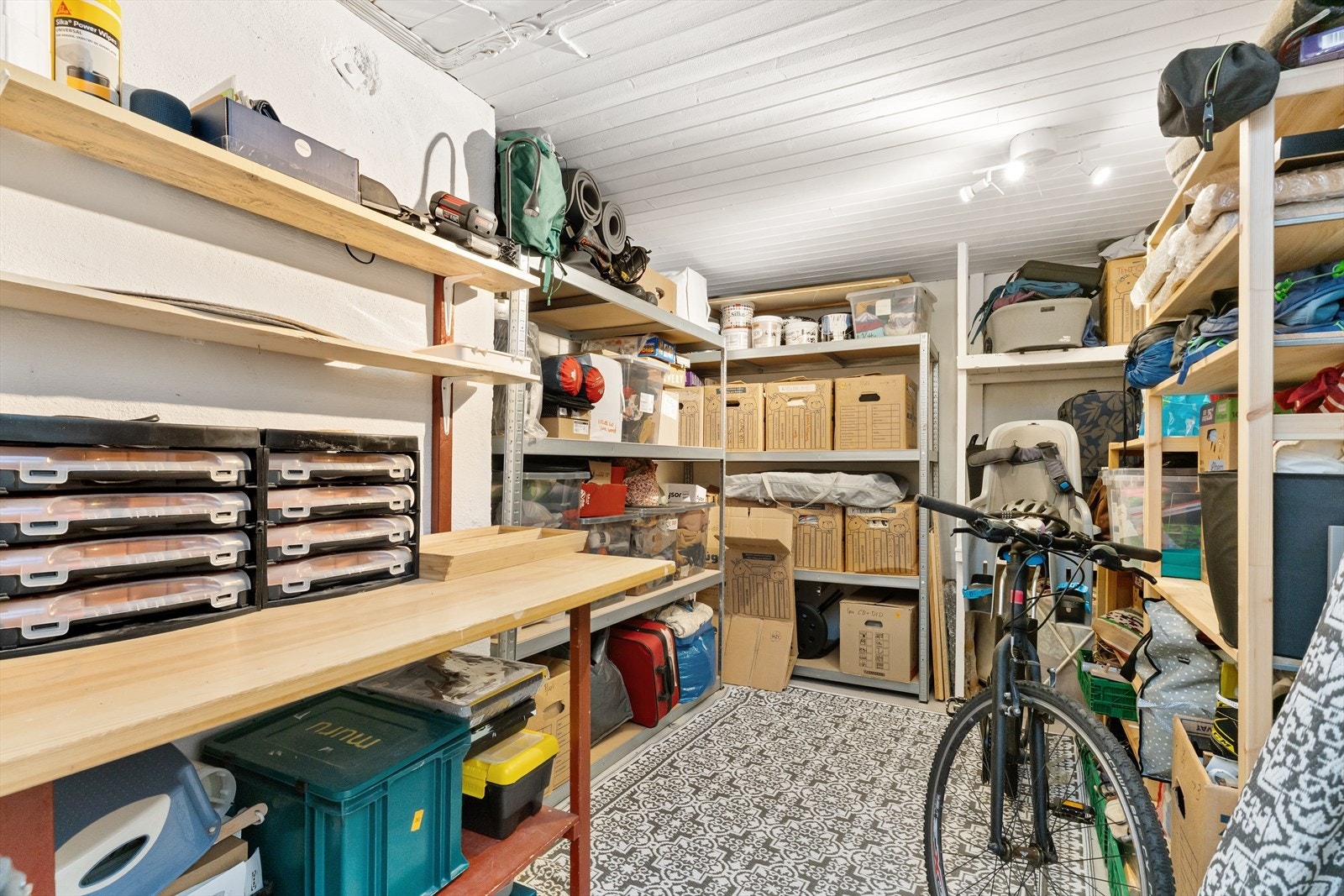 Stort bodrom med mye gode lagringsmuligheter. Det er to boder i kjeller. Galleribilde