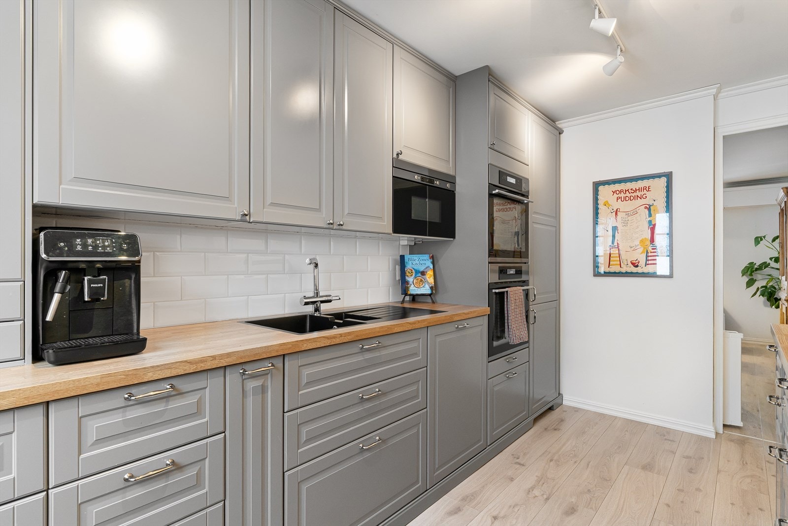 Her har du hvitevarer som mikro, ovn, kombi ovn, platetopp, oppvaskmaskin og kjøl/fryseskap. Galleribilde