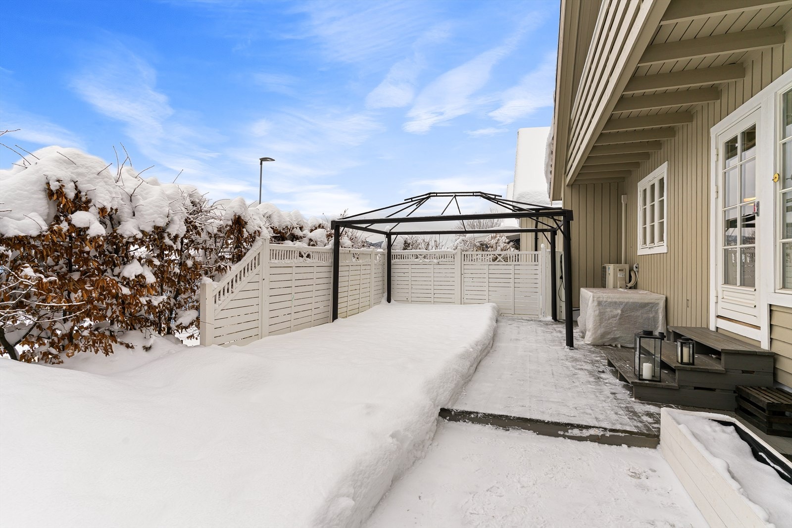 Ut for stue har du denne herlige uteplassen med platting og paviljong. Galleribilde