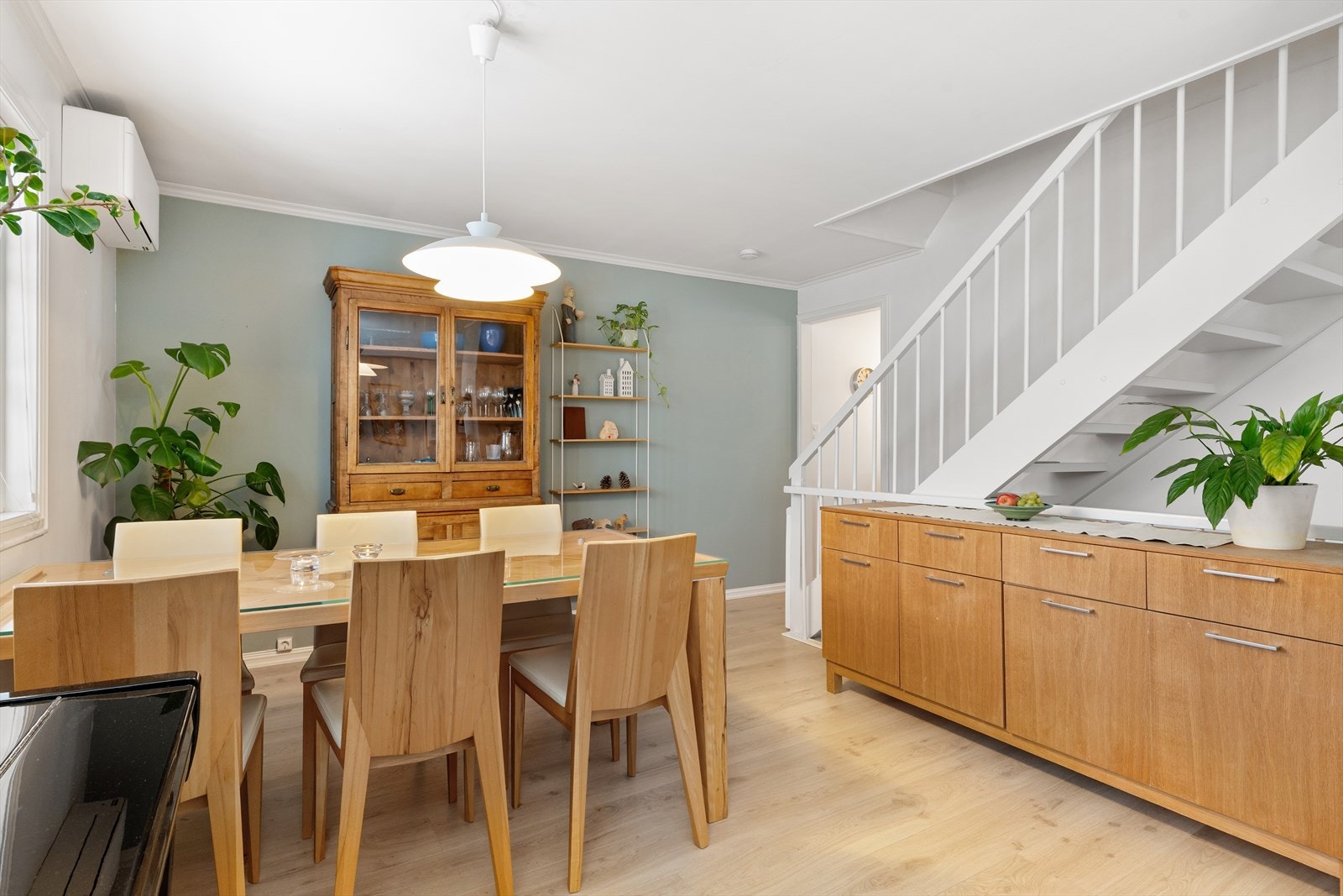 Luftig og åpent. Varmepumpen bidrar til god varme. Galleribilde