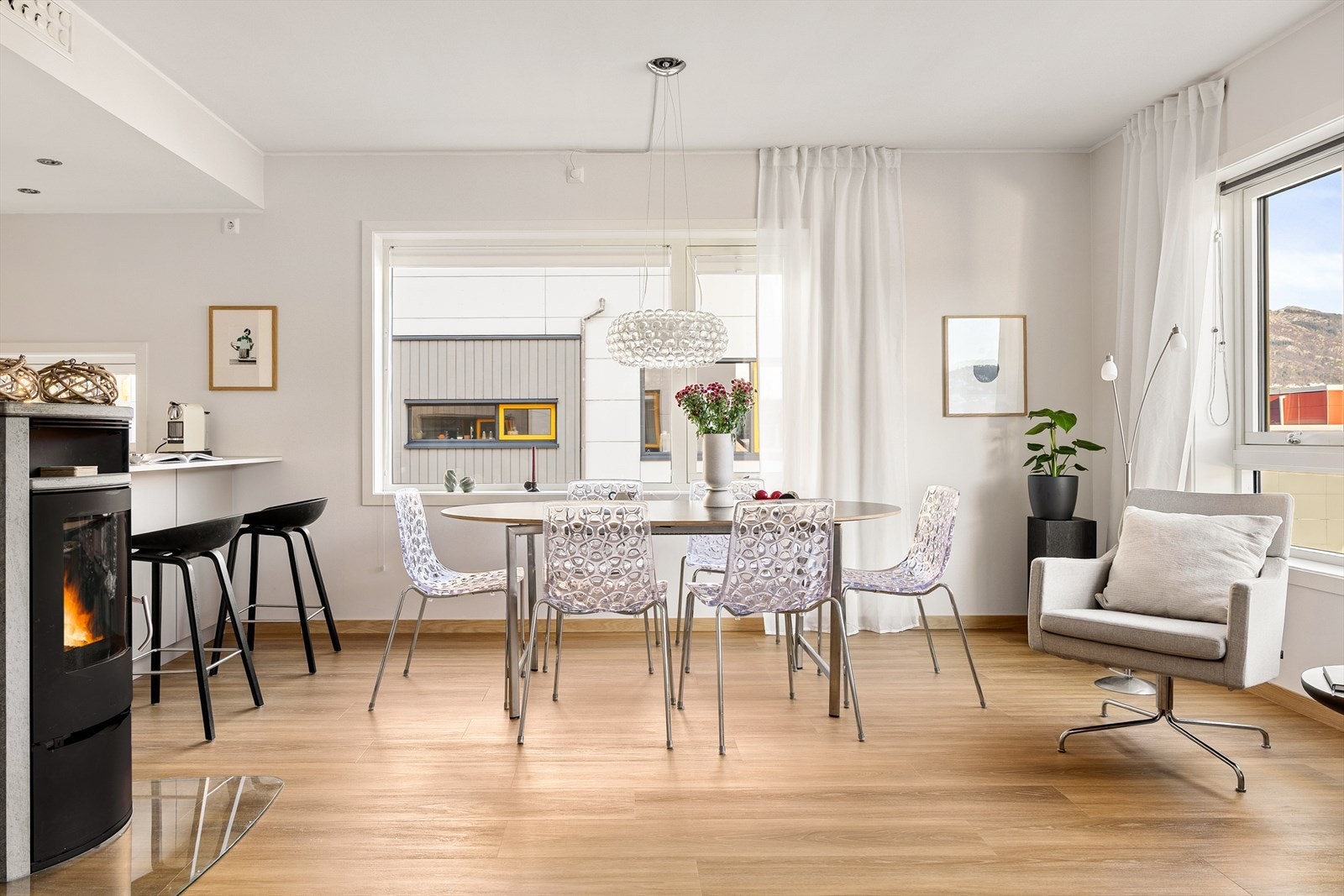 Her er det god plass til større spisebord, noe som gjør rommet velegnet både til daglige måltider og hyggelige middager med familie og venner. Galleribilde