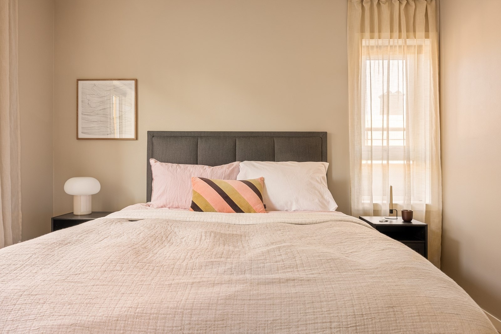 Plasseringen i boligens øvre etasje gir en privat og rolig beliggenhet, perfekt for hvile og restitusjon. Her får du et hovedsoverom som fungerer som en naturlig tilbaketrukket del av hjemmet. Galleribilde