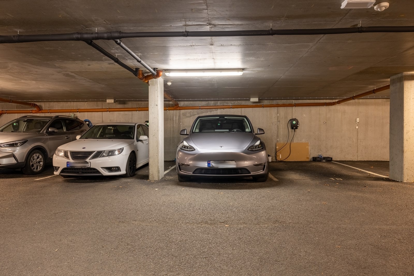 Boligen disponerer fast parkeringsplass i lukket garasjeanlegg. Parkeringsplassen er utstyrt med egen elbillader, noe som gir enkel og forutsigbar lading hjemme. I tillegg har man felles sykkebod med lading for elsykkel. Galleribilde