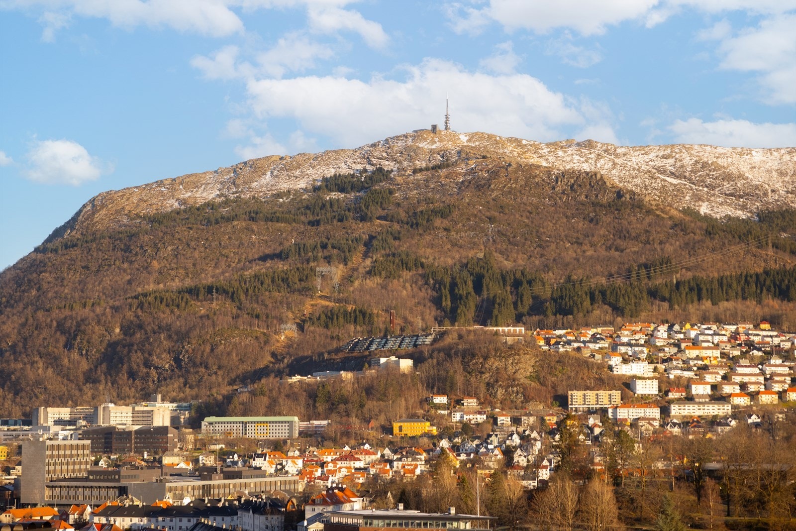 Fra både stue og øvrige rom kan man følge årstidene skifte i landskapet, fra grønne sommerdager til snødekte fjelltopper vinterstid. Utsynet oppleves som åpent, uten innsynspreg, noe som bidrar til privatliv og en følelse av å bo fritt og uforstyrret. Galleribilde
