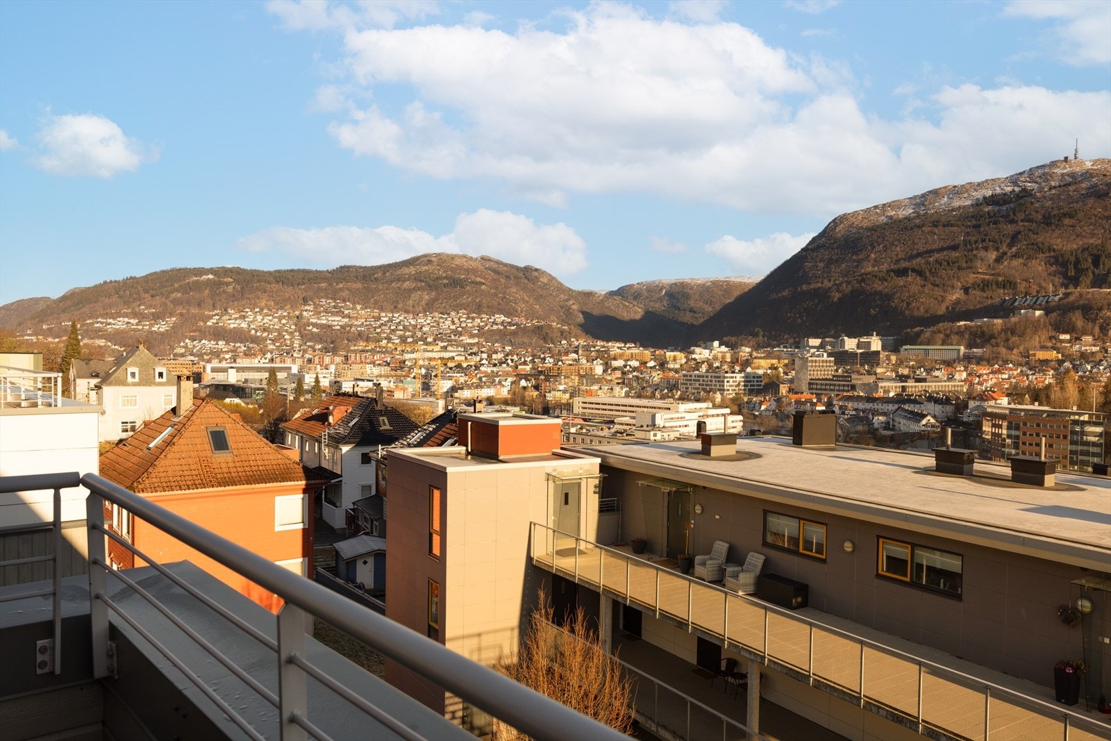 Med nydelig utsikt mot store deler av byen, fra flere himmelretninger. Galleribilde