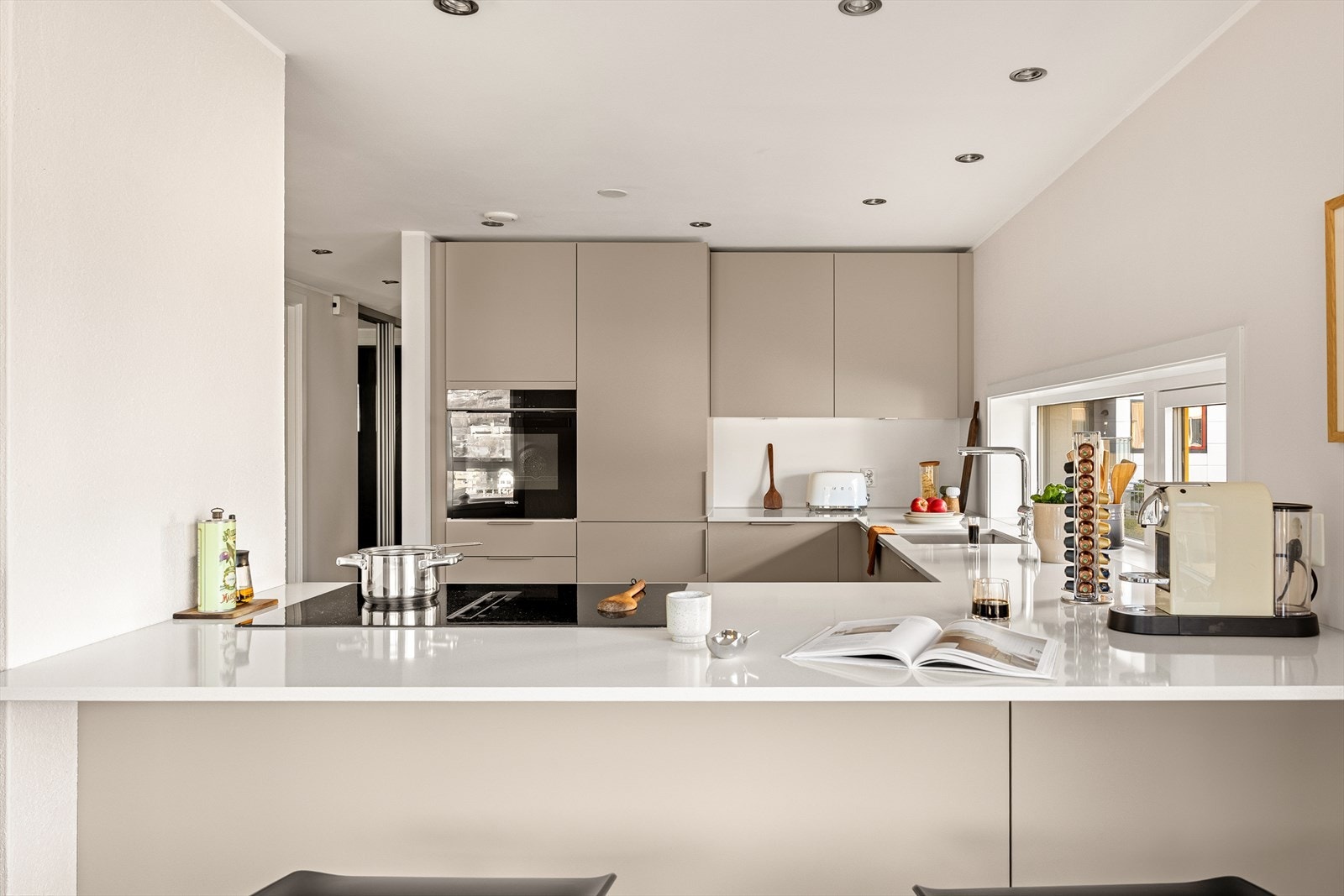 Det er lagt vekt på både kvalitet og sikkerhet, med blant annet komfyrvakt og elektrisk stoppekran installert. Sammen med fagmessig utført rør- og elektroarbeid fremstår kjøkkenet som et solid og langsiktig valg for ny eier. Galleribilde