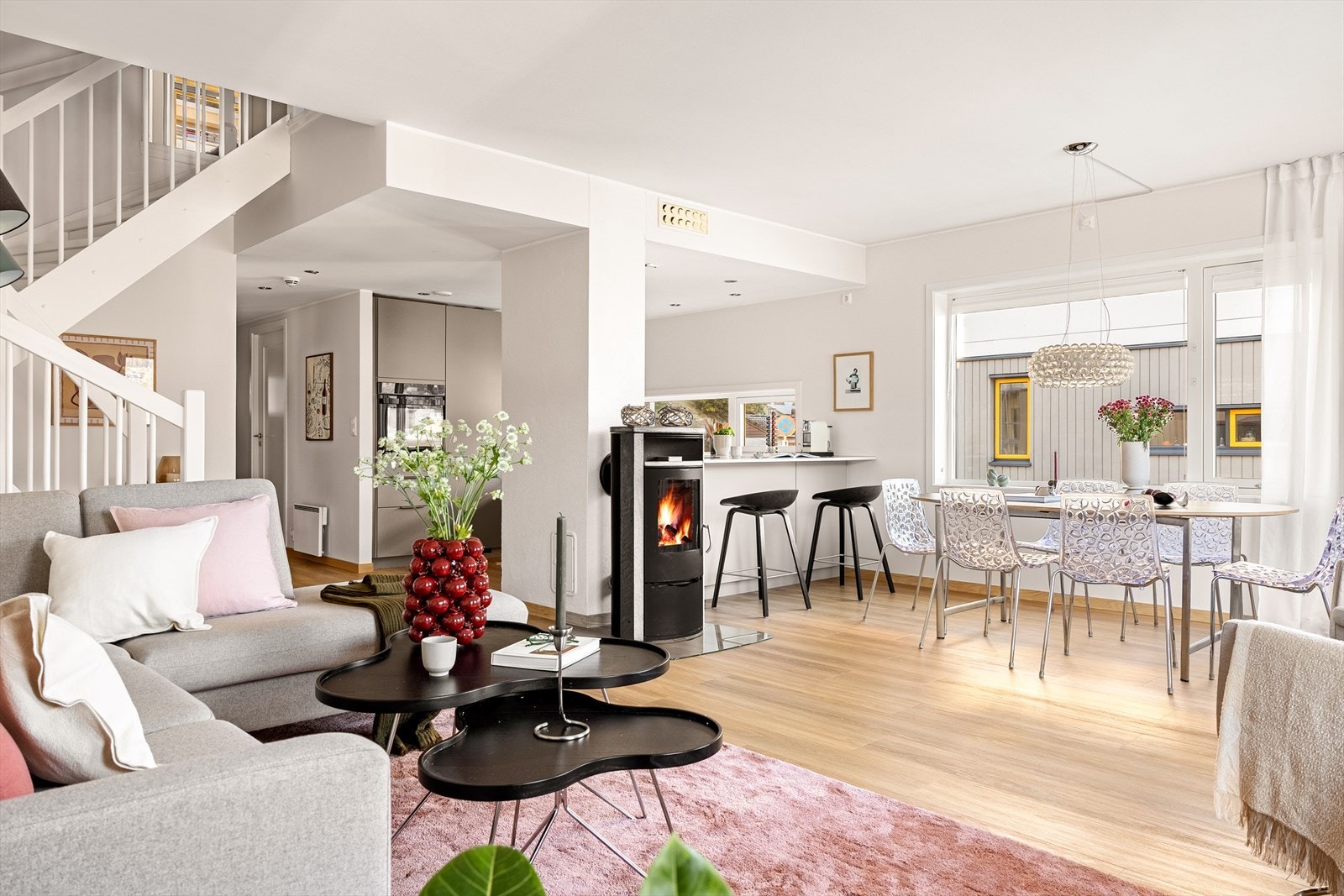 Stuen er utstyrt med peis som gir både ekstra varme og en lun atmosfære på kjøligere dager. Peisen fungerer som et naturlig blikkfang i rommet og bidrar til en hyggelig stemning, enten det er rolige kvelder hjemme eller sosiale sammenkomster Galleribilde