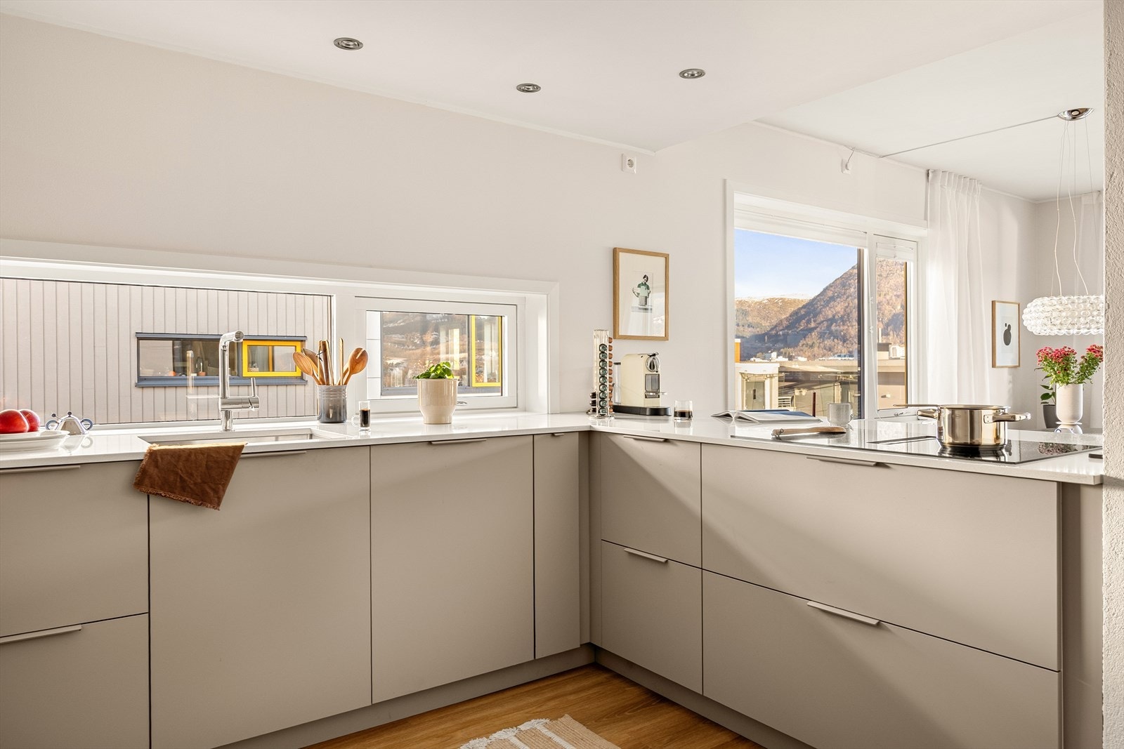 Kjøkkenet ble totaloppgradert høsten 2024 og fremstår moderne, stilrent og svært funksjonelt. Galleribilde