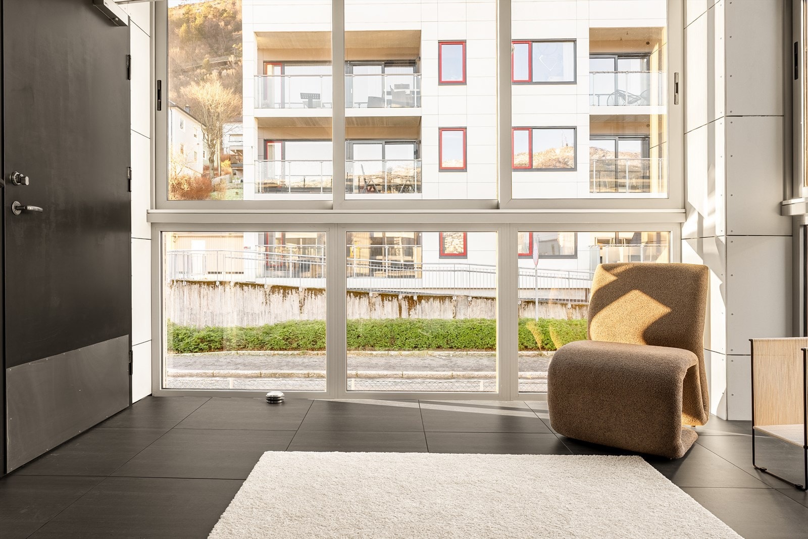 Med mulighet for å dra glasset til side kan dette benyttes som en tredje terrasse. Galleribilde