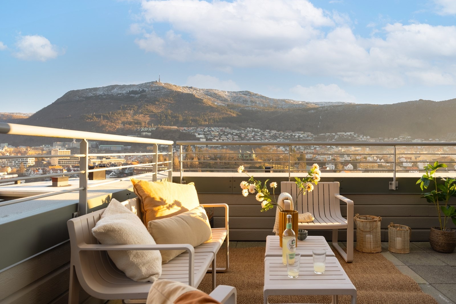 Boligen disponerer to romslige terrasser med et samlet area på ca. 35 m², på henholdsvis ca. 22 m² og én på ca. 12,6 m². Denne løsningen gir en sjelden fleksibilitet i bruk og gjør uteplassene til en naturlig og svært verdifull del av boligen. Galleribilde