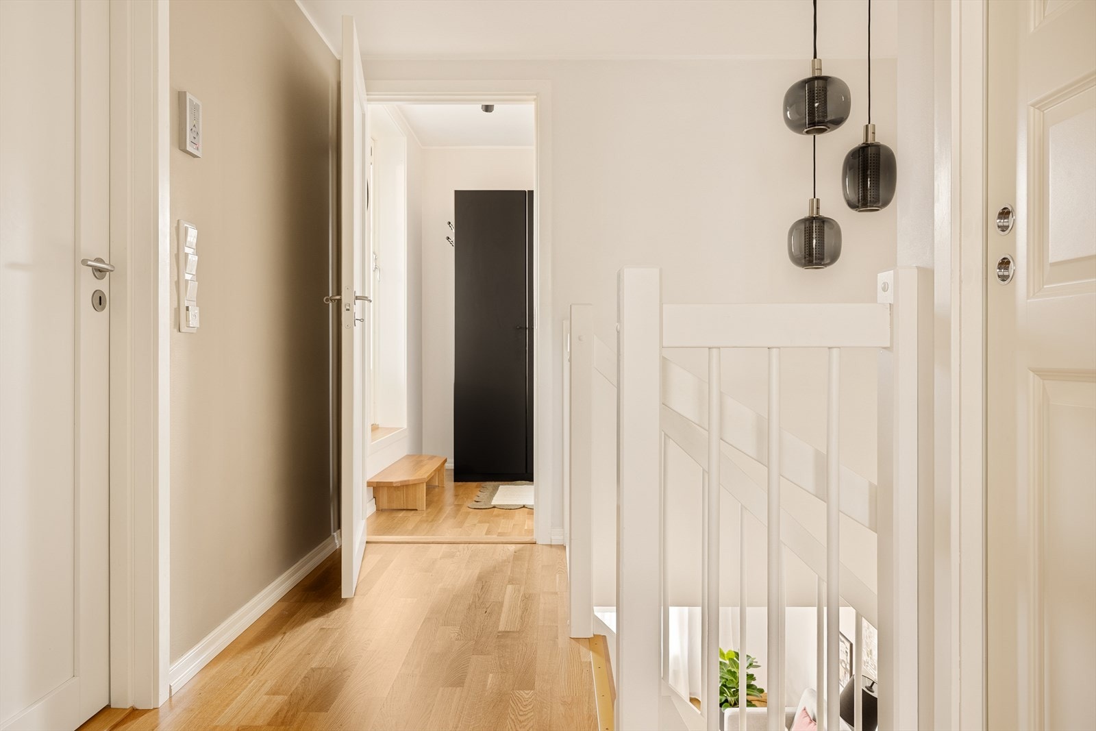 Boligen har balansert ventilasjon som gir jevn tilførsel av frisk luft og bidrar til et behagelig inneklima året rundt. Løsningen gir god luftsirkulasjon og jevn temperaturfordeling, noe som gjør boligen komfortabel å oppholde seg i. Galleribilde