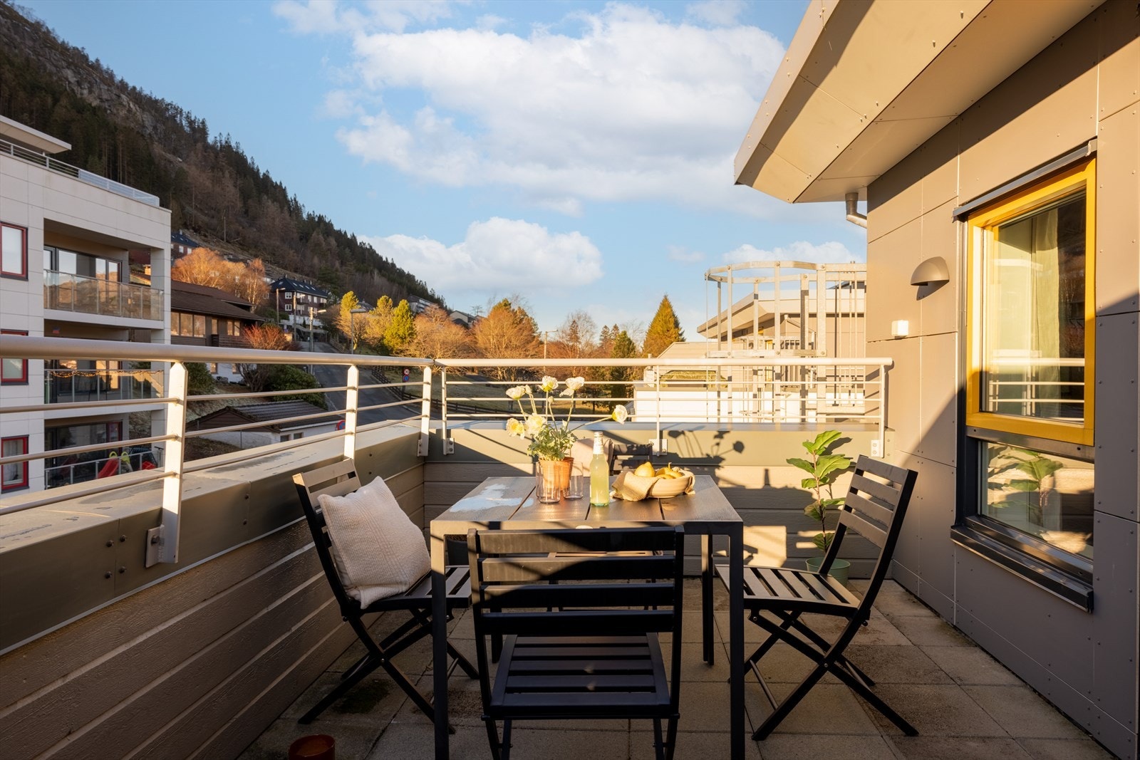 Boligen har to romslige terrasser som gir svært gode solforhold og stor fleksibilitet i bruk. Denne terrassen ligger gunstig til for å nyte solen store deler av dagen, og fungerer som en naturlig forlengelse av oppholdsrommet på fine dager. Galleribilde