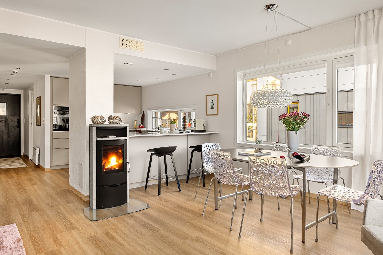 Planløsningen gir en fin flyt mellom rommene, samtidig som spisesonen er tydelig definert. Galleribilde