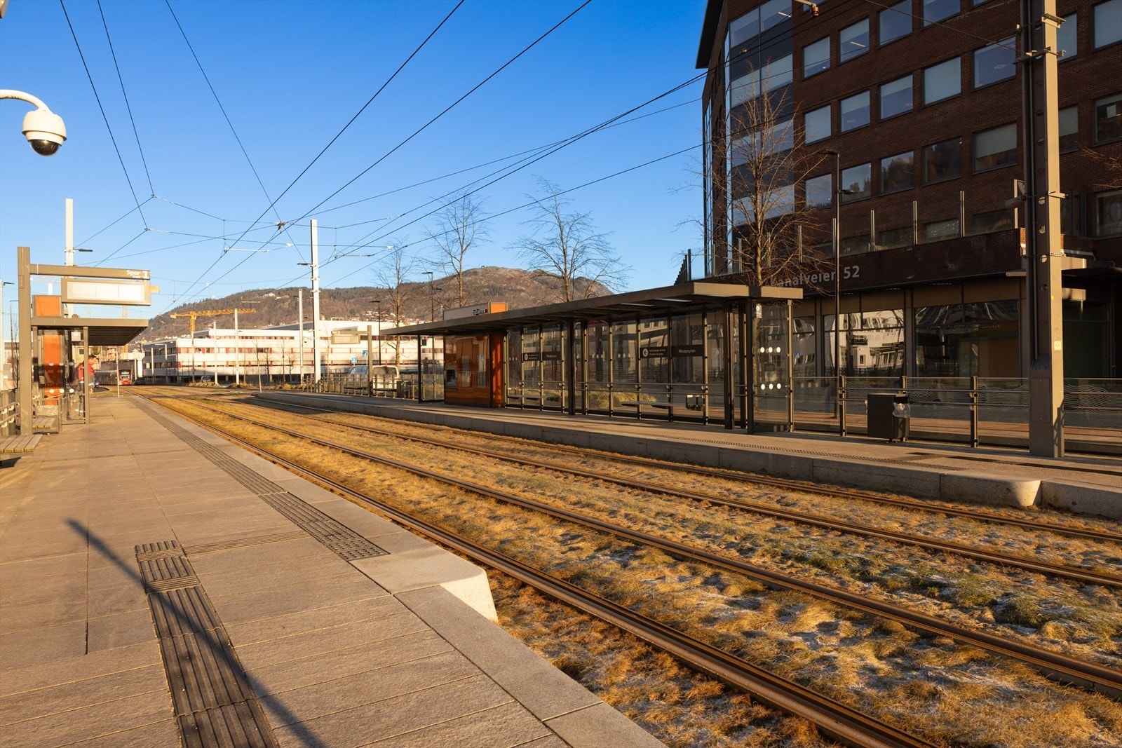 Fra boligen er det kort vei til Bybanen, som gir enkel og effektiv forbindelse til sentrum, arbeidsplasser, studiesteder og øvrige bydeler. Dette gjør beliggenheten svært praktisk for deg som ønsker forutsigbar transport i hverdagen. Galleribilde