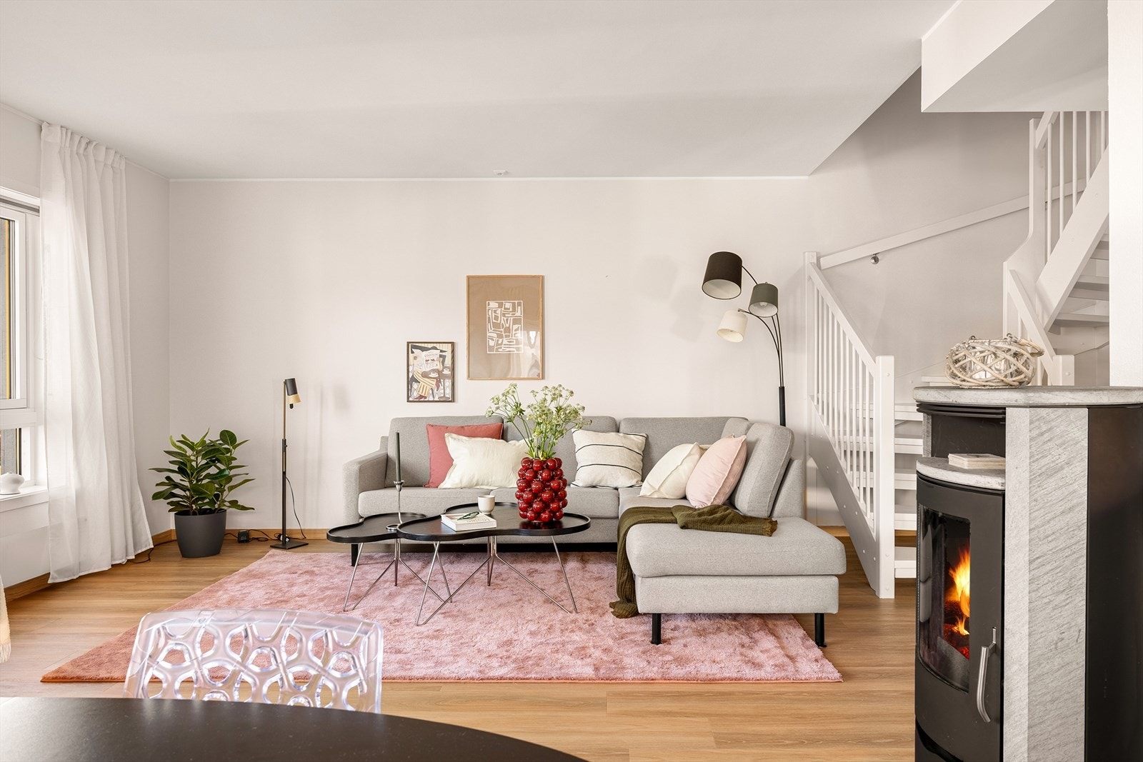 Peisen har innslag av kleberstein, som er kjent for sine varmelagrende egenskaper. Klebersteinen holder godt på varmen og avgir jevn varme over tid, noe som gir en behagelig og stabil innetemperatur også etter at flammene har slukket. Galleribilde