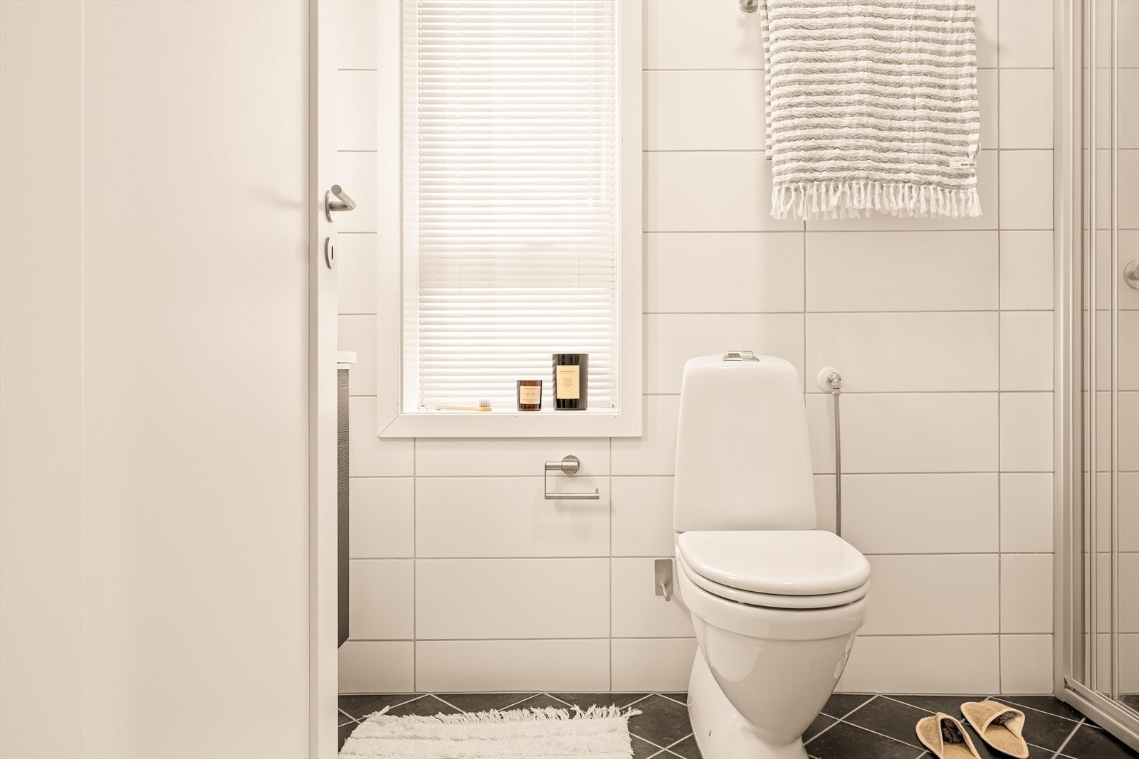 Vanninstallasjonene er utført med rør-i-rør-system og plastsluk. Det er selvsagt varmekabler i gulvet. Galleribilde