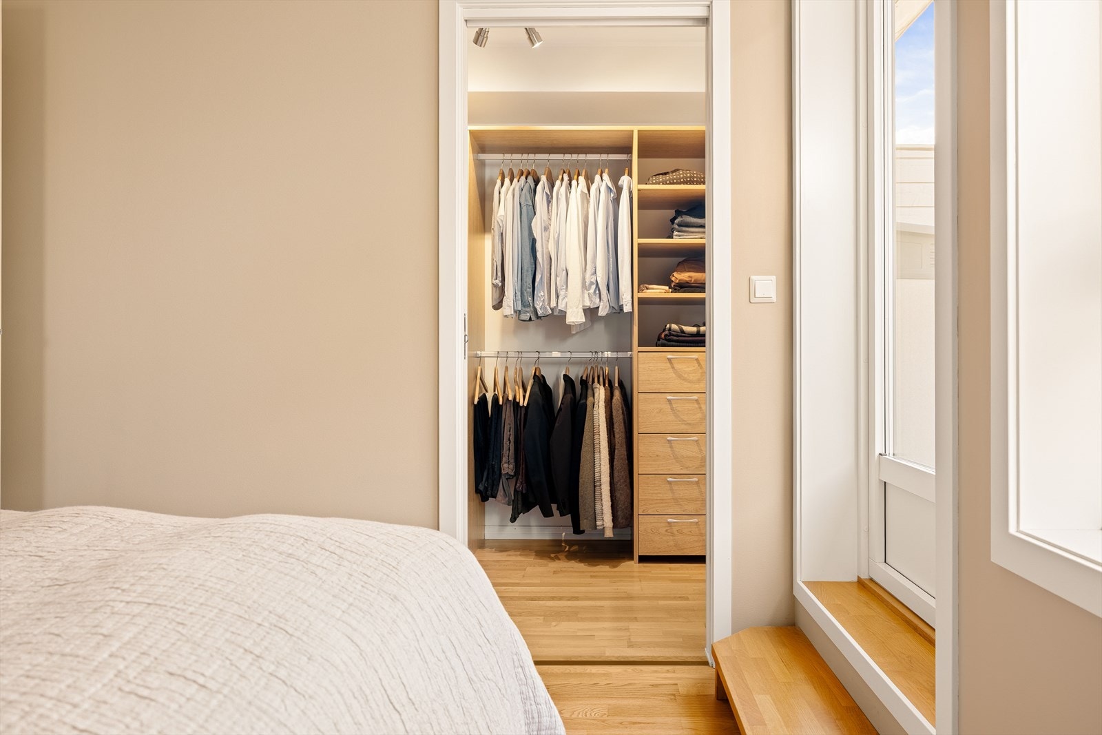 Fra hovedsoverommet er det direkte adkomst til walk-in-garderobe. Løsningen gir god oversikt over klær og tilbehør, samtidig som soverommet kan holdes ryddig og luftig. Galleribilde