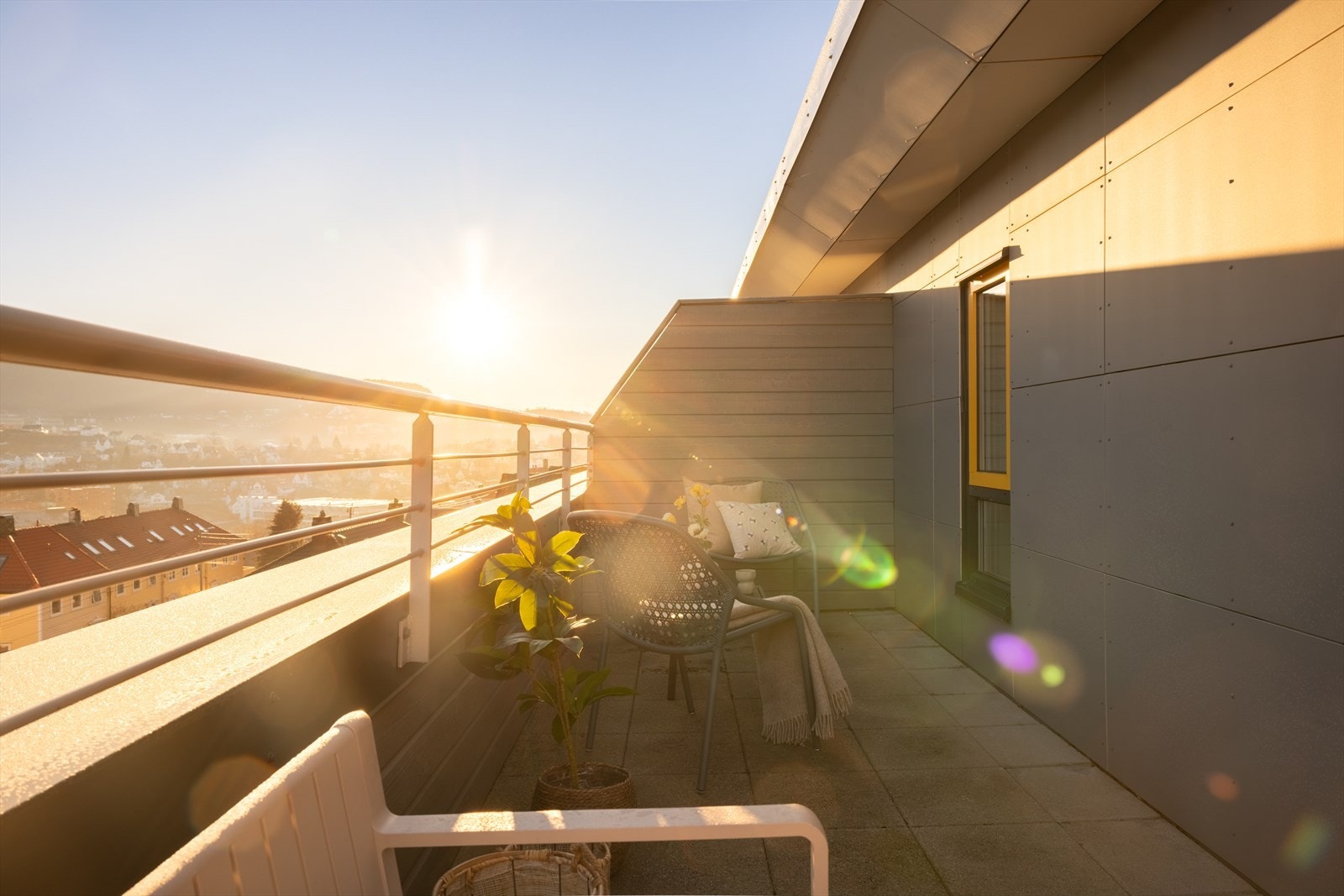 Det gjøres oppmerksom på at det er stikkontakt på begge terrassene, samt utvendig vannuttak på den ene. I tillegg er det praktisk tilrettelagt med utebod, som gir god plass til oppbevaring av utemøbler og hageutstyr utenfor sesong. Galleribilde