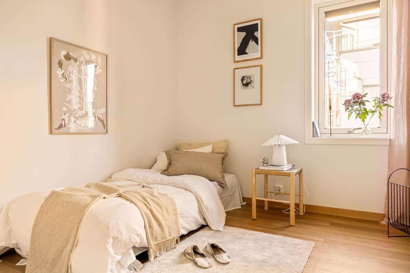 Soverommet i hovedetasjen er oppgitt til ca. 7,7 m² og har en praktisk og lett møblerbar utforming. Rommet egner seg godt som gjesterom, barnerom eller hjemmekontor, og gir fleksible bruksmuligheter avhengig av behov. Galleribilde