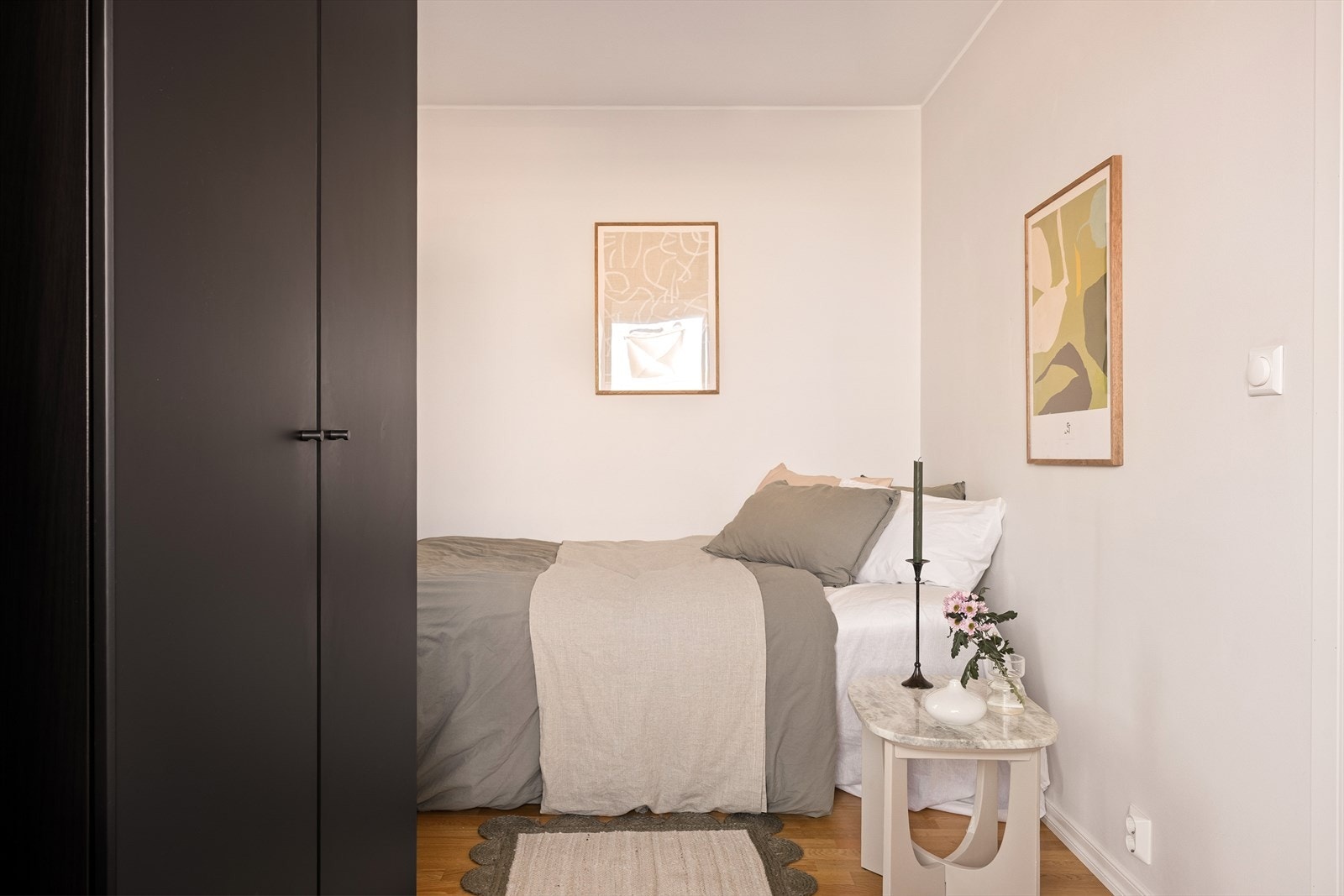 Med et areal på ca. 7,3 m² fremstår rommet som funksjonelt og effektivt utnyttet. Den rolige plasseringen i øverste etasje gjør det velegnet som et privat rom for søvn, arbeid eller gjester. Galleribilde