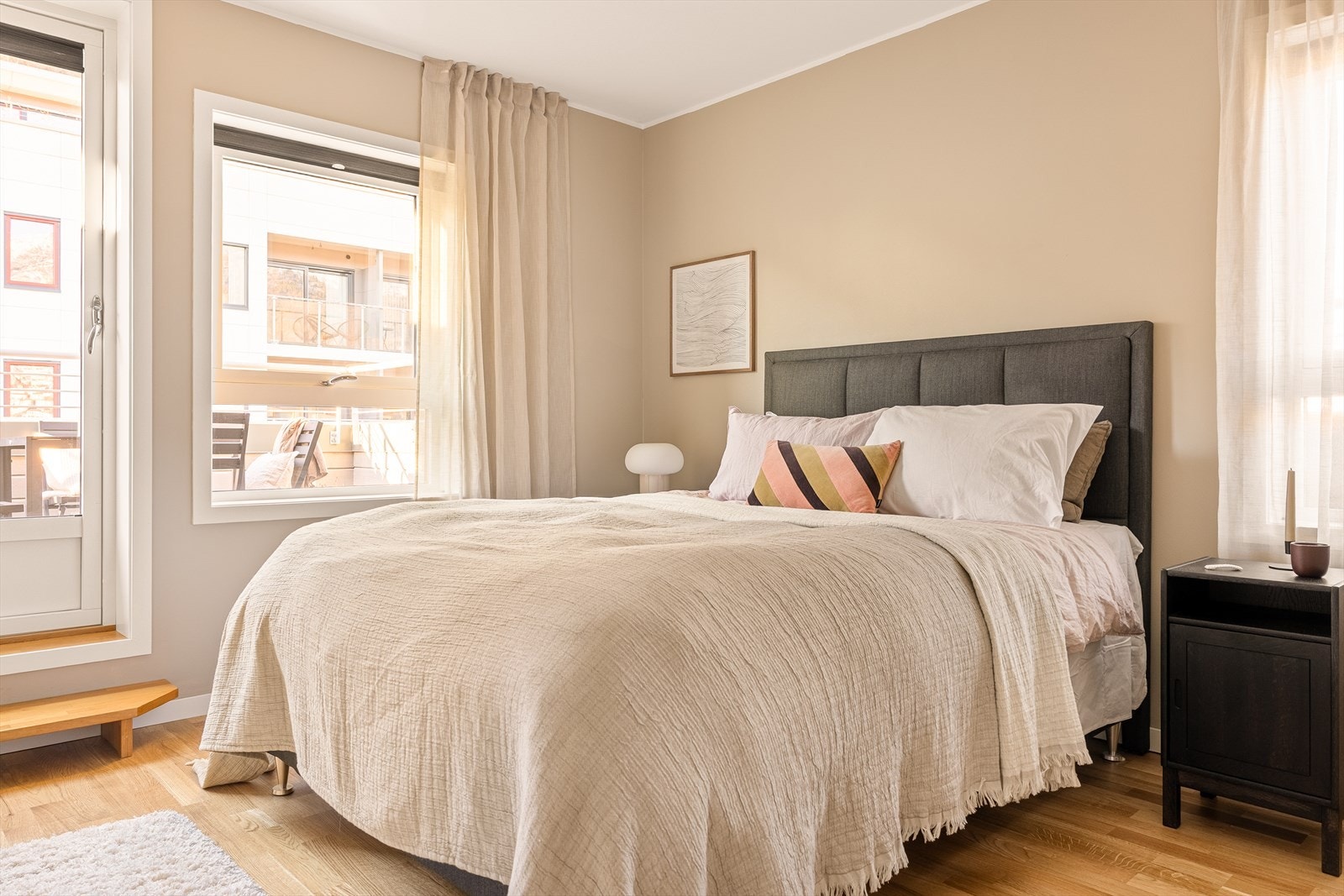 Med utgang til terrasse får du et soverom som kombinerer komfort, lys og nærhet til uteareal. Galleribilde