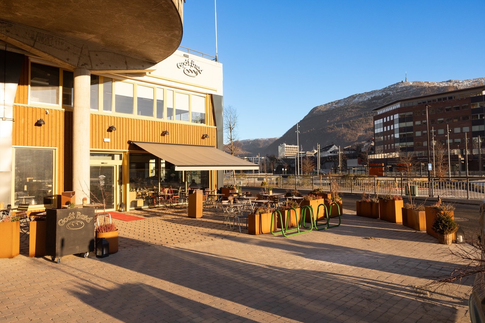 Like ved finner du Godt Brød, et populært bakeri kjent for godt håndverk, økologiske råvarer og et hyggelig miljø. Dette gir et nært og naturlig møtested i hverdagen - perfekt for fersk bakst, kaffe på farten eller rolige helger med frokost ute. Galleribilde