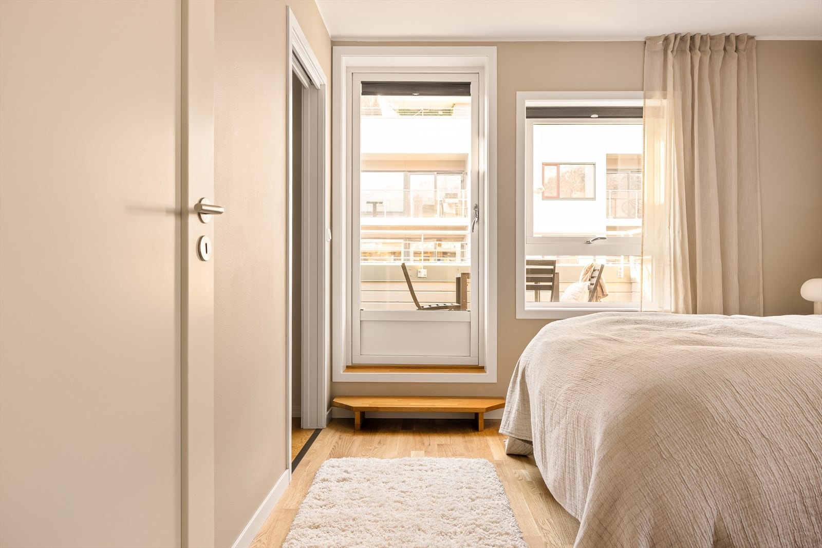 Hovedsoverommet fremstår romslig og behagelig, med god plass til seng og tilhørende møblement. Rommet måles til 10,8 m² og dets utforming gir en rolig atmosfære og gode forutsetninger for en avslappende sone, skjermet fra boligens oppholdsrom. Galleribilde