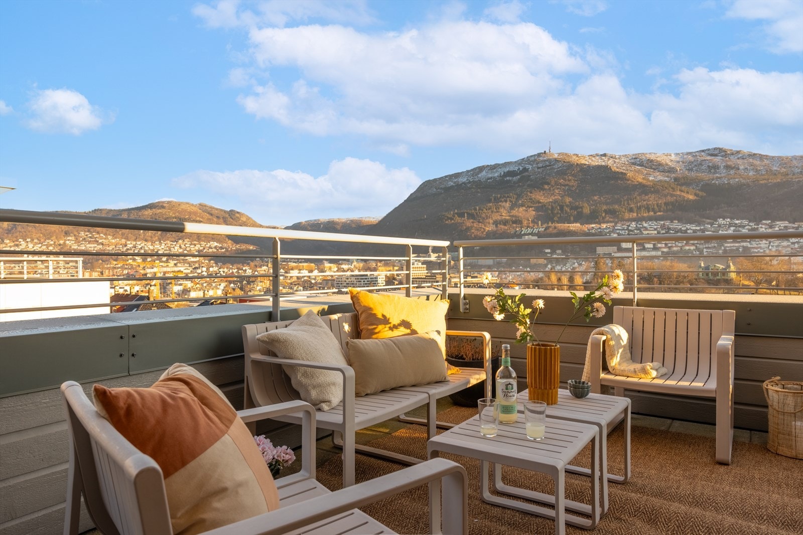 W Eiendomsmegling Bergen ved Christina Erstad og Yvonne Silden Stephensen har gleden av å presentere Løbergsveien 101F. Galleribilde