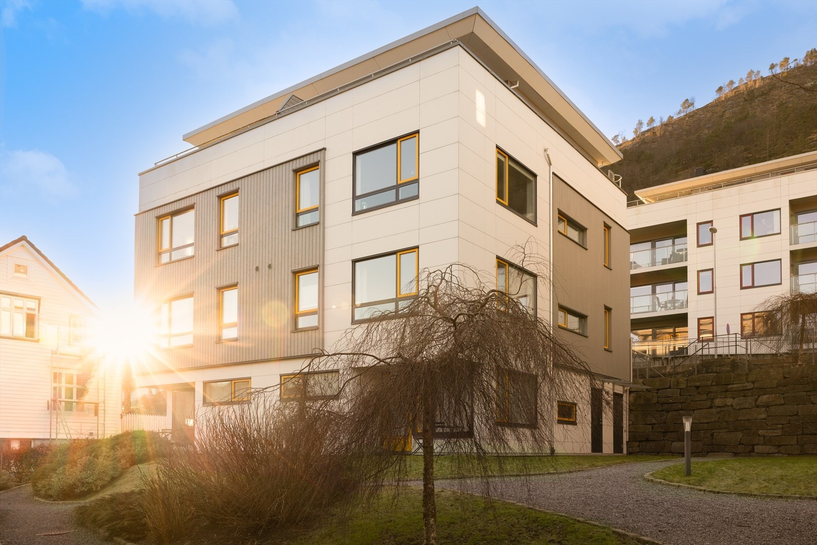 Sameiet fordeler seg på tre hus, omgitt av hyggelige og velstelte fellesarealer. De grønne omgivelsene og den romslige bebyggelsen gir et trivelig nærmiljø, hvor det er lagt til rette for både privatliv og fellesskap. Galleribilde