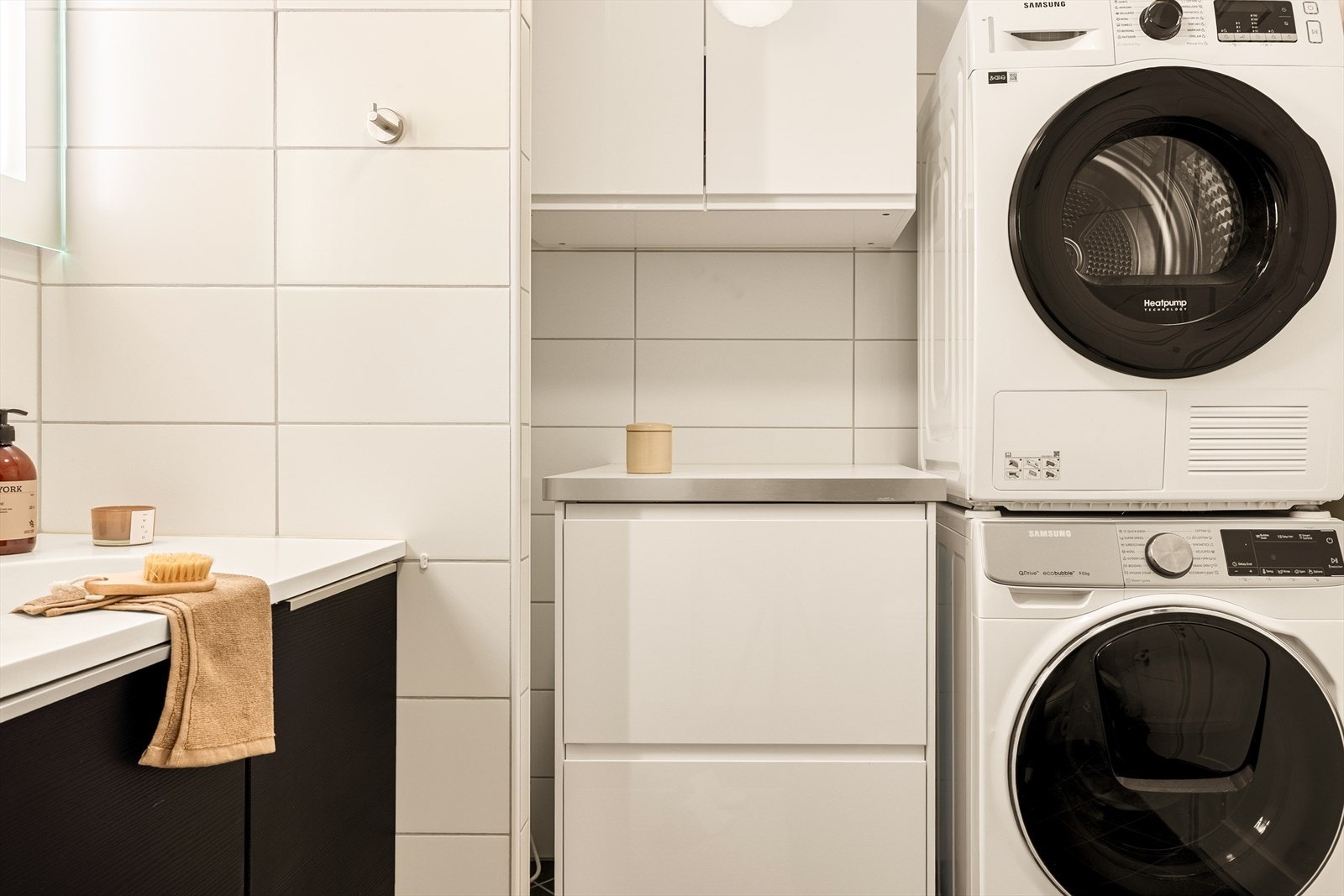 Boligen har egen løsning for vaskemaskin og tørketrommel, praktisk plassert slik at klesvask kan håndteres samlet og adskilt fra oppholdsrommene. Galleribilde