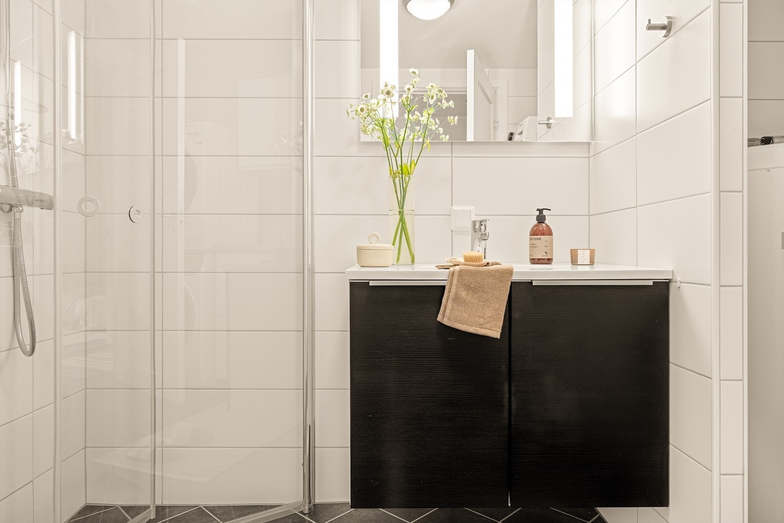 Farge- og materialvalgene er holdt i et dempet uttrykk, noe som gjør badet lett å kombinere med ulike stiler og personlige detaljer. Galleribilde