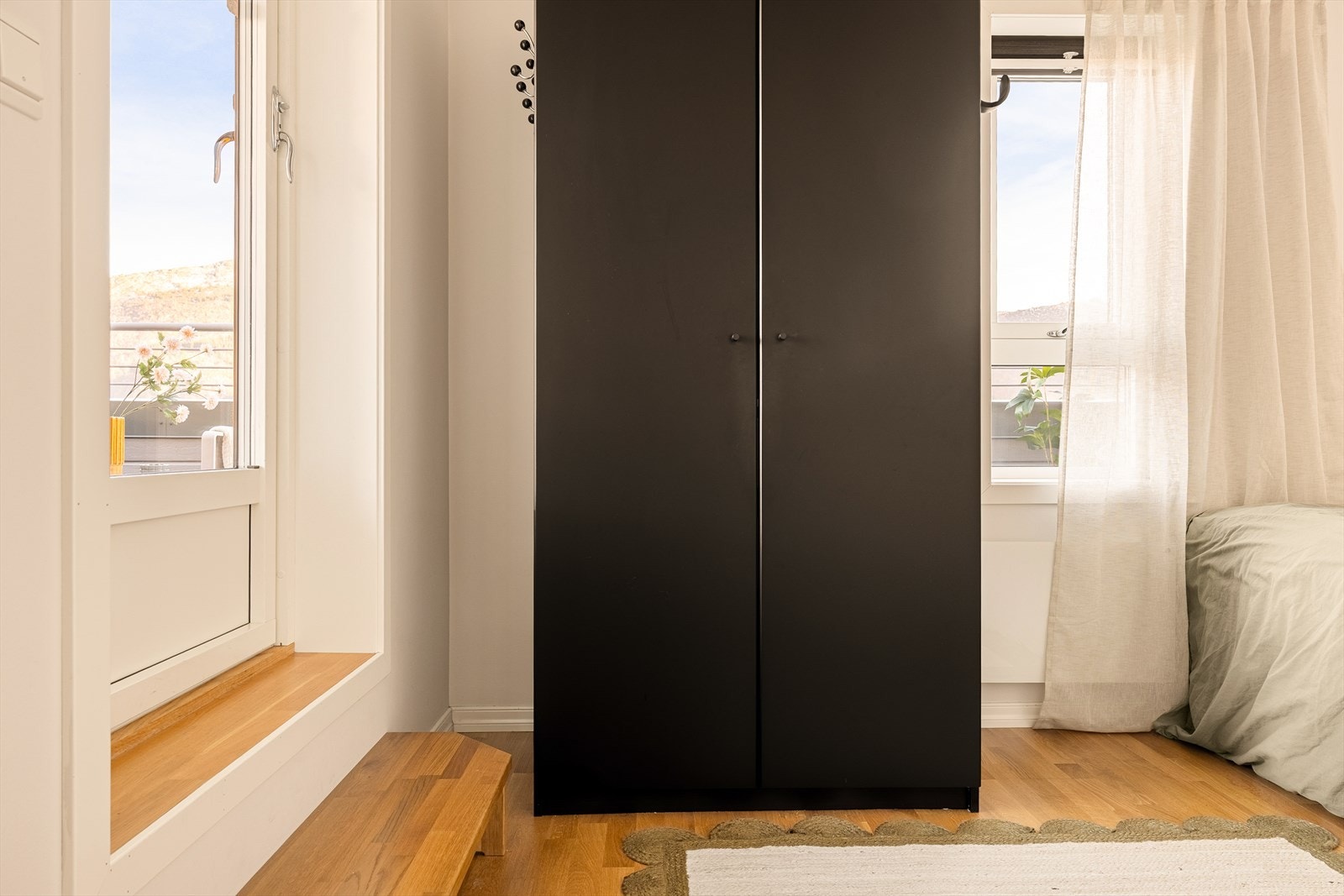 Med et areal på ca. 7,3 m² fremstår rommet som funksjonelt og effektivt utnyttet. Herlig med utgang til uteplass. Galleribilde