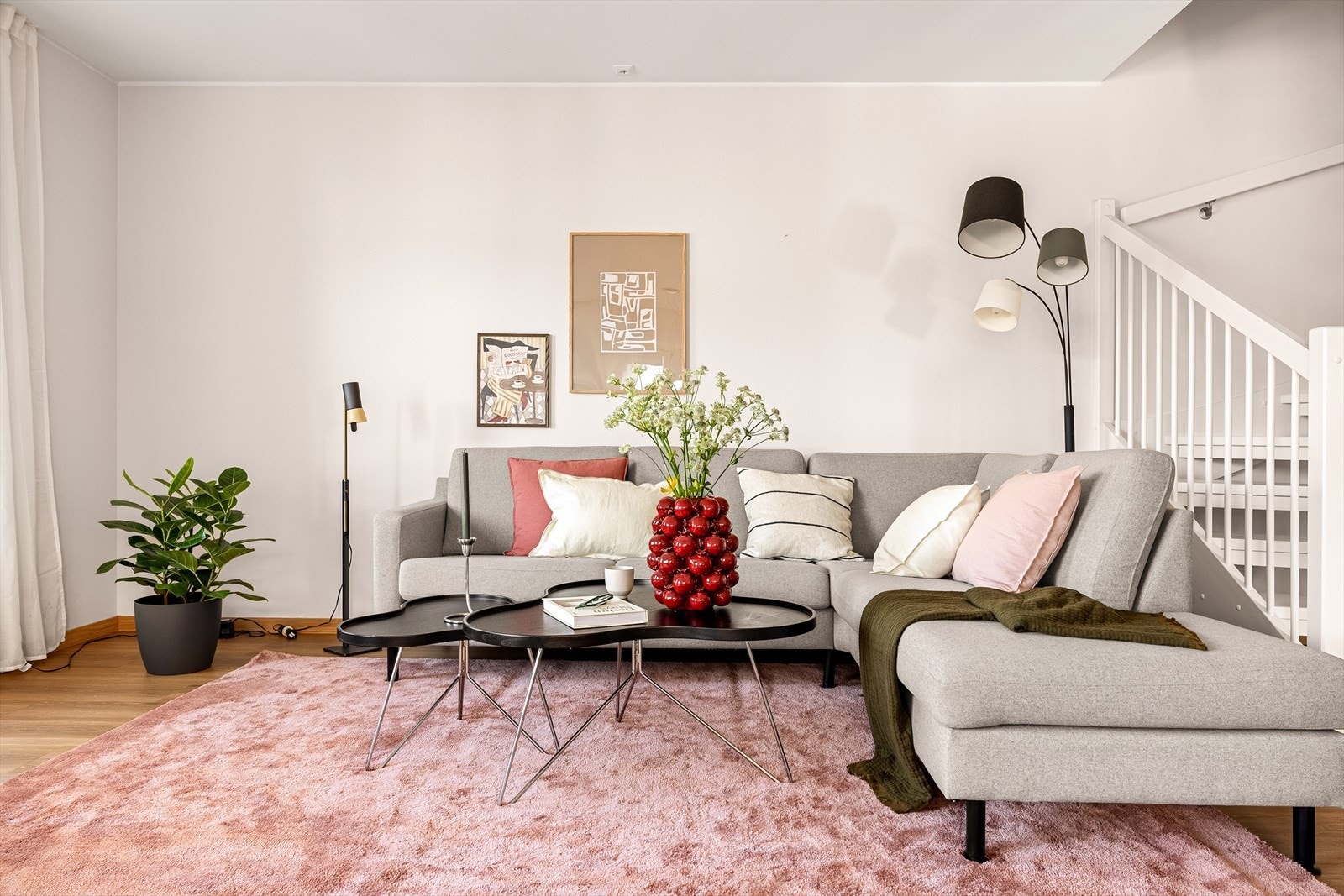 Rommet har en god og møbleringsvennlig utforming, med naturlige soner for både sofagruppe og spiseplass. Overflatene fremstår gjennomgående delikate og tidløse, med et lunt gulv som gir et varmt uttrykk. Overflatene er malt i rolige fargetoner. Galleribilde