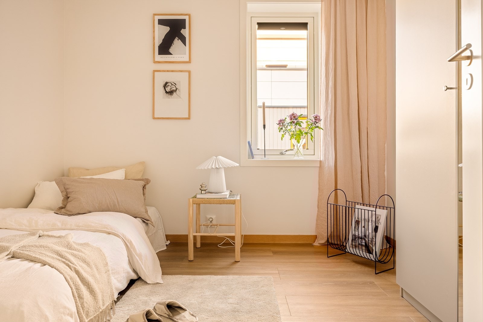 Boligen har gode oppbevaringsløsninger som bidrar til en ryddig og funksjonell hverdag. Det er god garderobeplass i boligen. I tillegg disponerer boligen en ekstern bod på ca. 6 m² Galleribilde