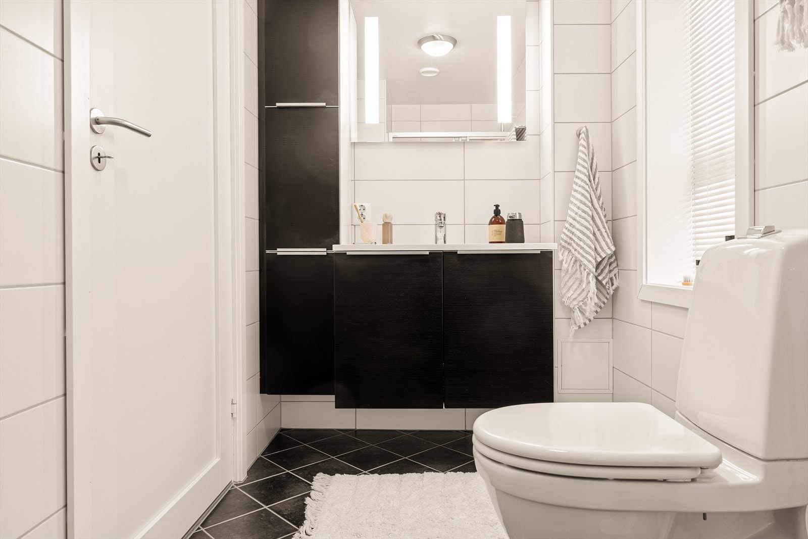 Badet i 4. etasje fremstår funksjonelt og velholdt, med en praktisk utforming som dekker daglige behov på en god måte. Galleribilde